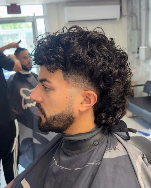 Corte rizado con fade y barba