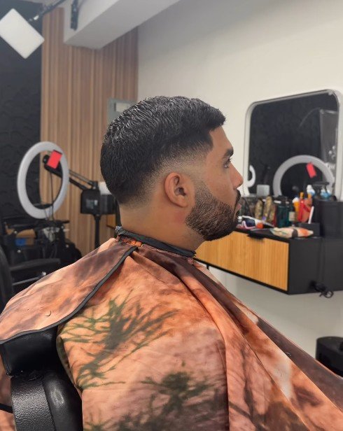 Fade clásico con barba, vista de perfil en el estudio