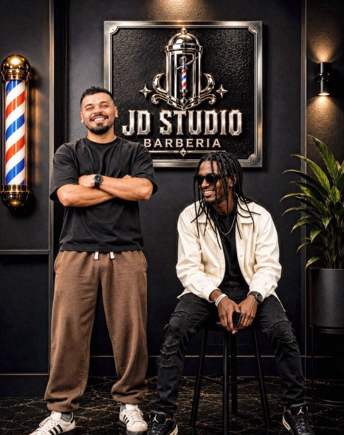 Barberos de JD Studio Barbería frente al letrero del estudio